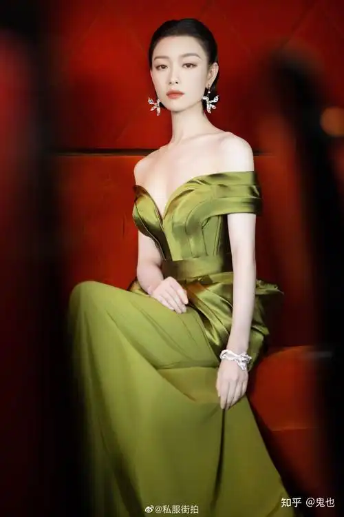 大家有存的让你觉得惊艳的女明星礼服图吗? - 知乎