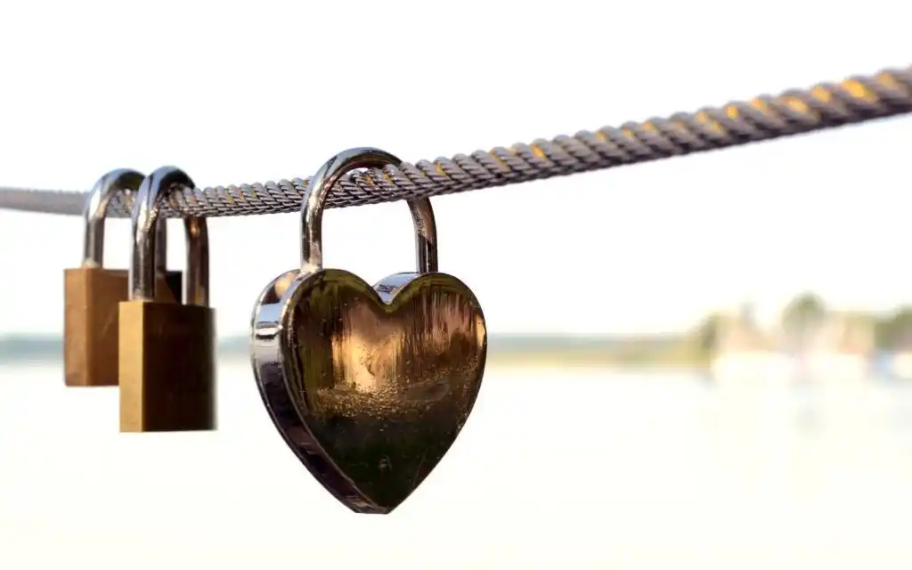 用爱情锁把爱情锁在一起,高清壁纸,摄影图片,静物写真-回车桌面