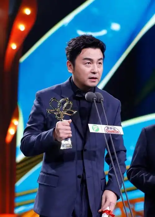 雷佳音凭借着出色地饰演周秉昆一角,在今年夏天成功荣获了"白玉兰视帝