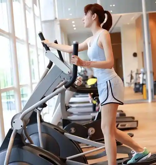 胡静再次打破传统壁垒,身穿超短裤搭配紧身背心,尽显迷人身材!