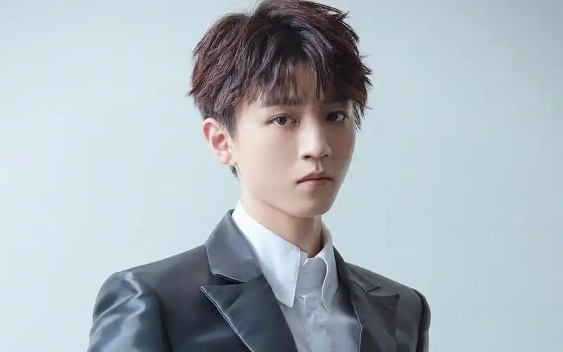 【王俊凯】这段边走下来边rap封神级别的舞台 风吹起刘海 好喜欢这种