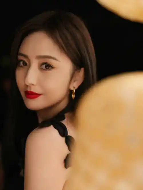 蛋白的佟丽娅,非但没有在颜值上落入下风,还比走成熟路线的李沁看起来