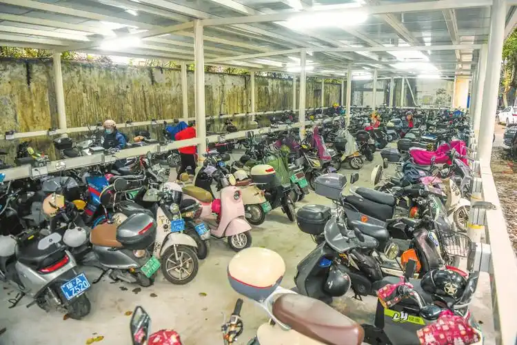 曾经破旧的电动车棚改造后已经面貌一新,如今居民电动车停放,充电十分