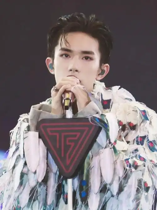 易烊千玺头上好多夹子##易烊千玺大背头造型##易烊千玺车里这段