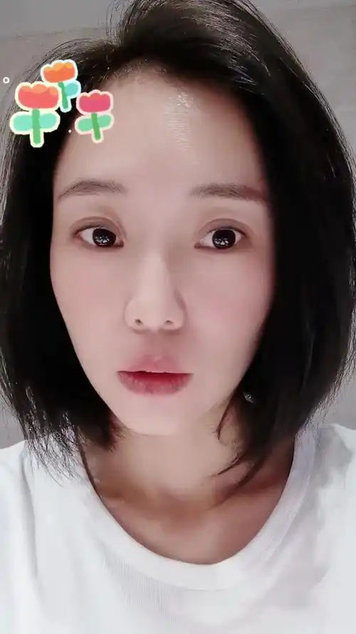 黛里黛气的小熊饼干素颜云朵新歌上线时光慢悠悠