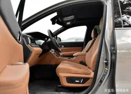 理想one,增程式中大型suv,内饰贯穿式三块大屏,综合续航800km