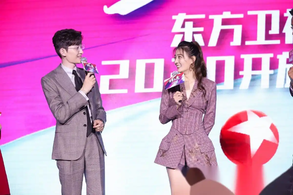 徐璐现场还调皮地叫张翰"叔叔",看到二人的互动