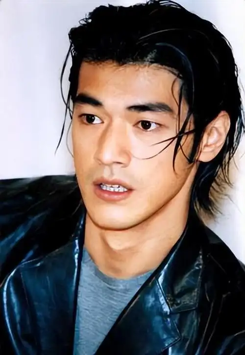 金城武进入演艺圈许多年也带给观众许多优秀的影视作品,比方《重庆