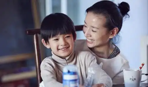 网友偶遇董洁带儿子吃晚餐 9岁的顶顶像极了潘粤明