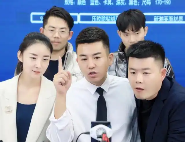 网红白小白拉团队抖音直播人气突破10w