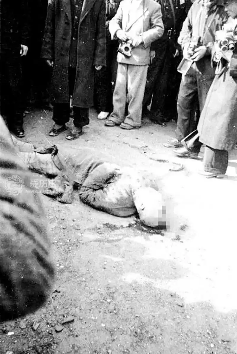 这是1947年,南京老虎桥监狱,殷汝耕被枪毙的现场,当时周围挤满观看的
