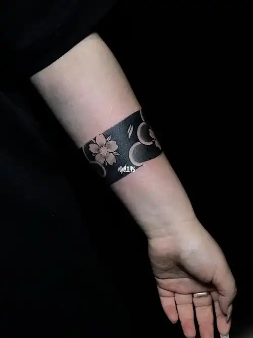 女生臂环纹身