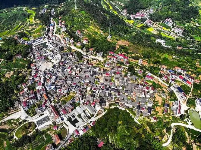 南山村是山东新农村的代表,被誉为"中国9大土豪村"之一,与很多土豪村