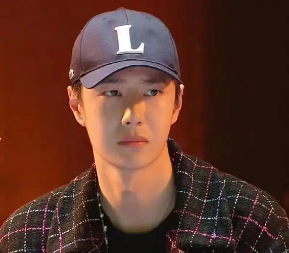 王一博换新棒球帽##王一博将帽子进行到底##王一博看到热烈街舞的