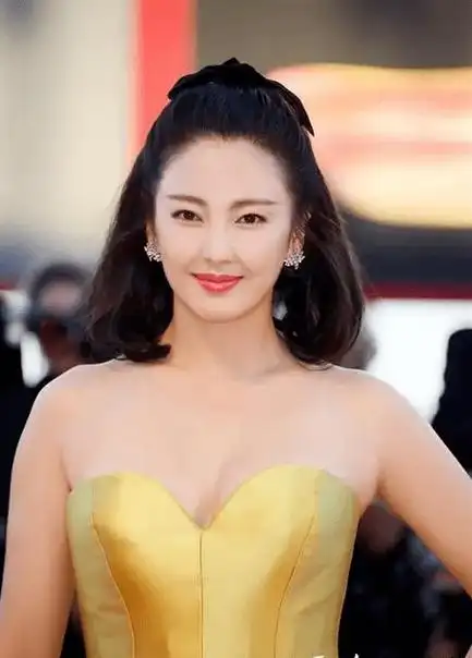 张雨绮穿深v礼服秀傲人事业线!魔鬼身材性感火辣