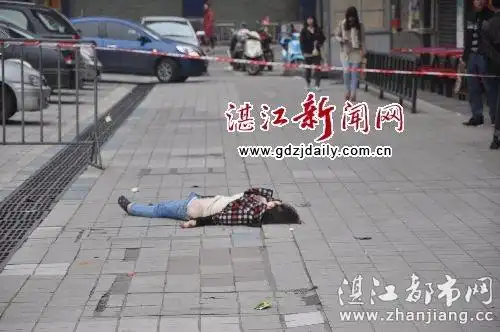 而街坊对死因也议论纷纷,有街坊认为是跳楼自杀,但也有街坊认为现场没