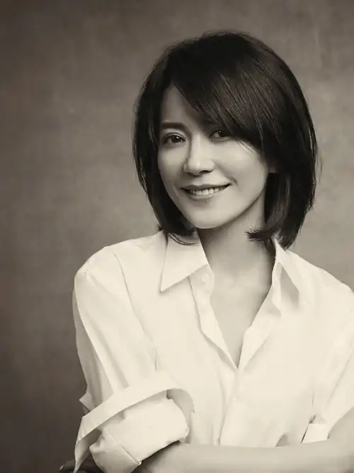 原创西装也能穿出优雅范47岁俞飞鸿气场不输王菲