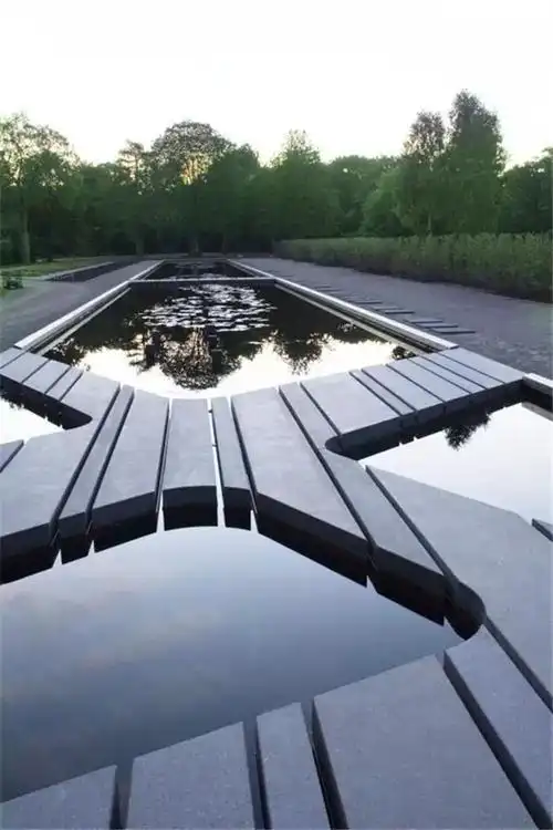 同时要利用好水体的特征,水景设计要遵循自然生态平衡,构成的景观亦不