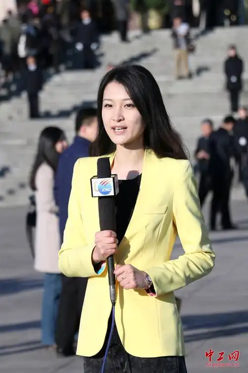 两会花絮:美女记者最亮眼
