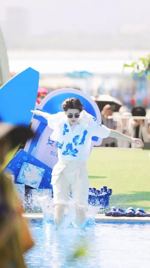 蔡徐坤在三亚穿羽绒服##奔跑吧蔡徐坤