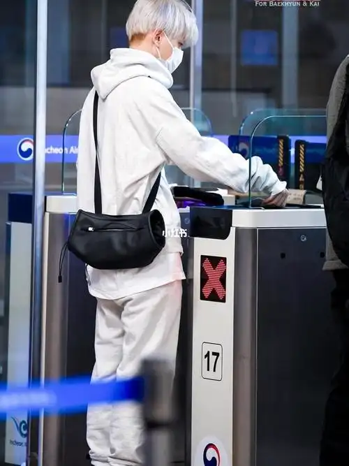 边伯贤机场look,太绝了,衣品好好,穿啥都好看7015