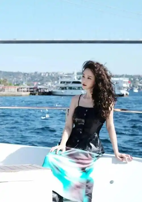 陈乔恩结婚后烫了羊毛卷,穿蓝衣 橘裙去度假,44岁美出新高度_蓝色