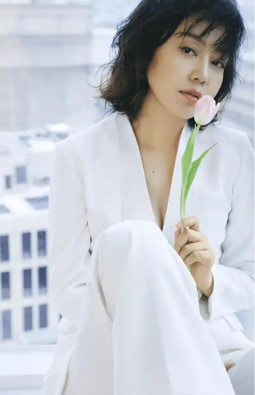 闫妮,中国女演员,配音演员和导演,她以其独特的魅力和多才多艺的表演