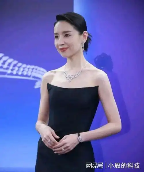 43岁董洁出席线下活动穿一袭黑色高开叉抹胸长裙秀出纤细美腿