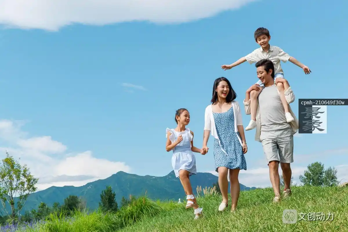 一家四口在郊外散步