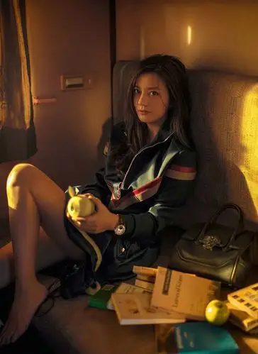 赵薇慵懒登封面 颔首浅笑仿若春暖花开