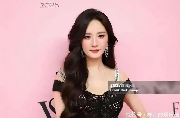 2015年,杨幂还是那个在快乐大本营上略带青涩的少女,而现在,她已经