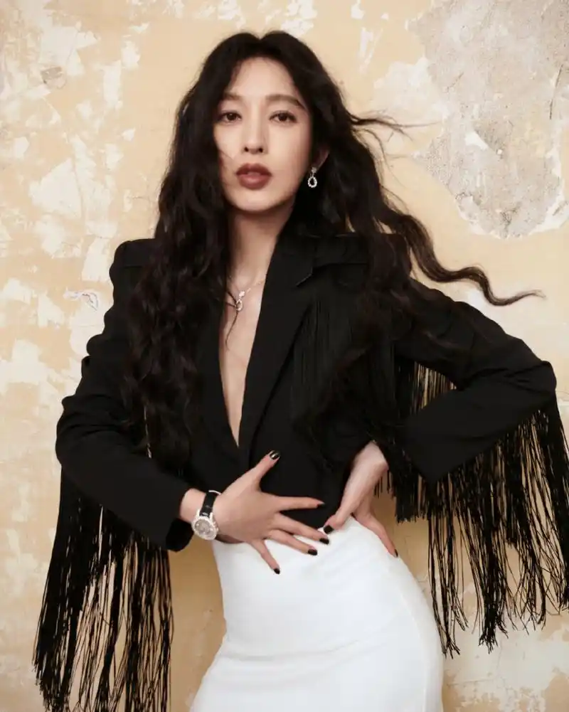 张俪# 一袭深v西装与流苏白裙碰撞,刚柔相济,甜美酷飒,雪肤玉貌,庙