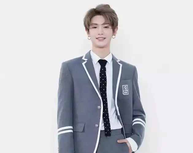 范丞丞和黄明昊路边骑小黄车太接地气,被网友调侃笑说还没成年