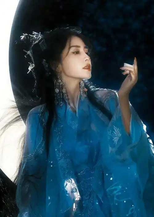 杨颖中秋夜晒"嫦娥装",美艳绝伦像仙女,上万粉丝喊:老婆