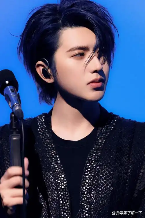 蔡徐坤,这位中国的流量歌手,在社交平台上宣布将开启全新世界巡演