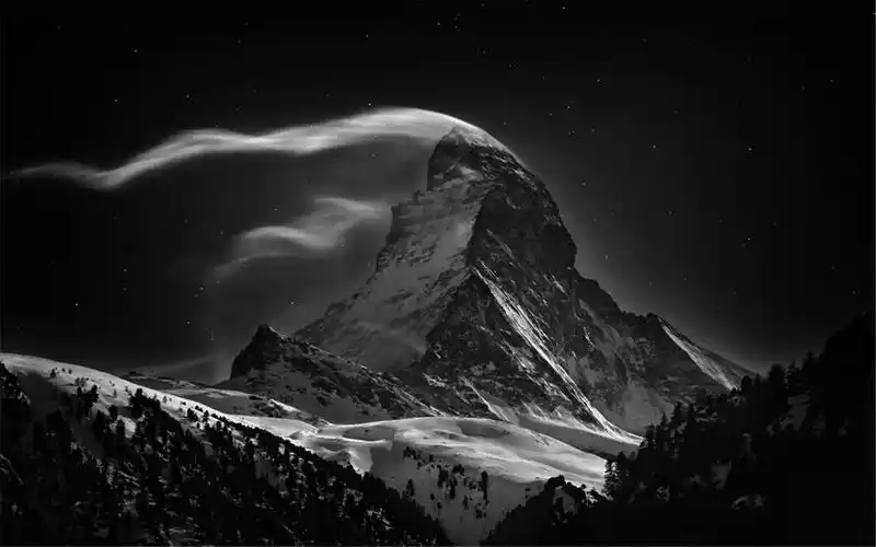 美丽云山星夜黑白摄影电脑桌面_风景壁纸_壁纸下载_美桌网