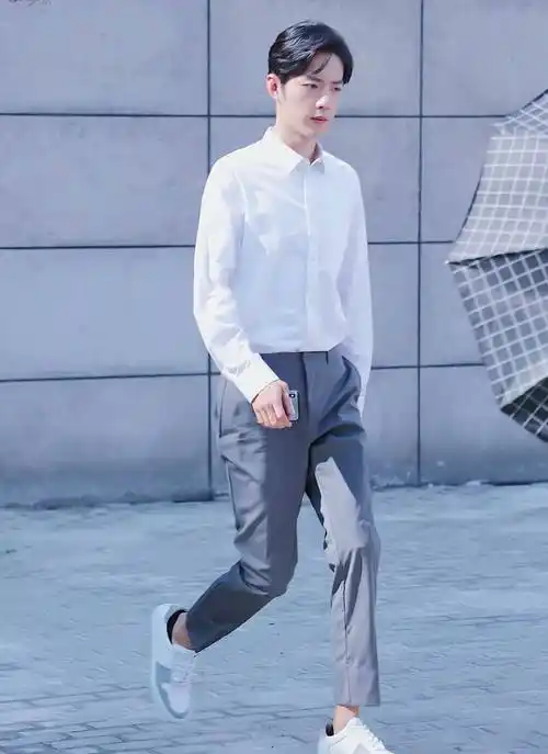 肖战:简单的白衬衫也能穿出时髦的风格_感觉_裤子_阳光