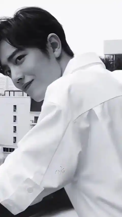 被帅到了……肖战白衬衫简约衬衣尽显清爽阳光气质,被帅到了,白色真的