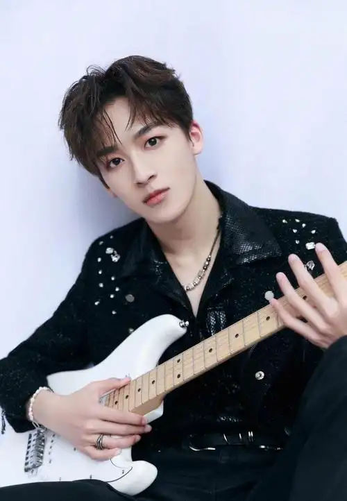 摇滚少年何洛洛帅气写真