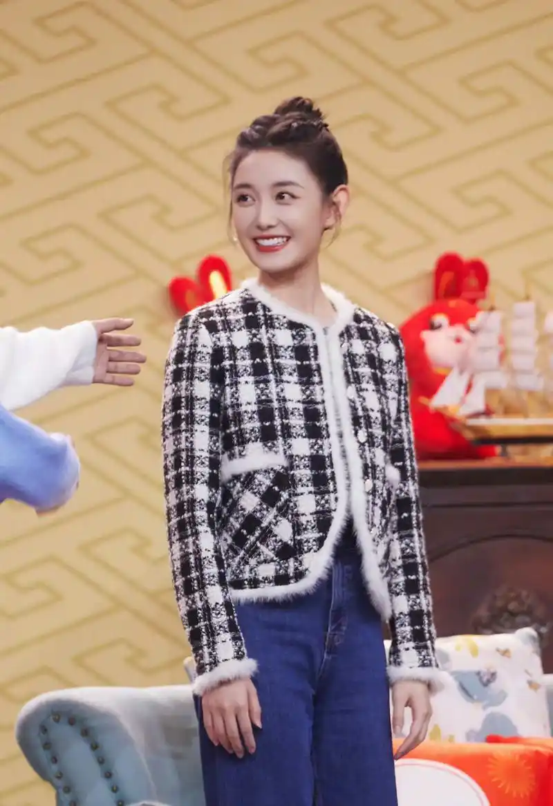 蒋依依这妆容好吓人,本身就是浓颜系长相,再画个大浓妆叠加在一起就太