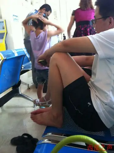 公共场所脱鞋晾脚