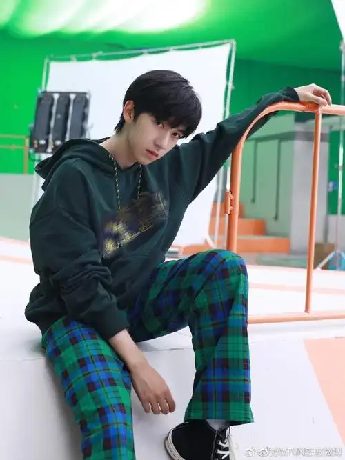 认证 [时尚穿搭]in vtvn mountaintop山顶系列@时代少年团-贺峻霖