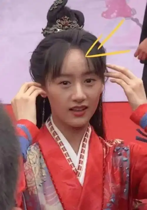 从另一组近照来看,袁冰妍的额头更加出乎意料,不仅跟周围的皮肤颜色不