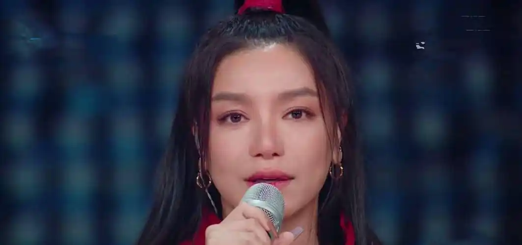 江映蓉上节目被骂哭,快女冠军出道11年却不红,黄英等人在线安慰_丁太