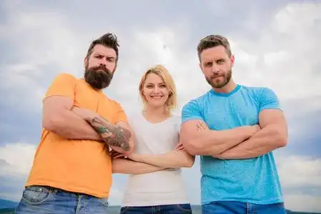 三人行看着你.凝聚力团队的行为.建立 ohesive 团队照片