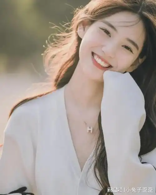 阳光灿烂的微笑睁开眼睛的一瞬间看到你会有一整天的好心情