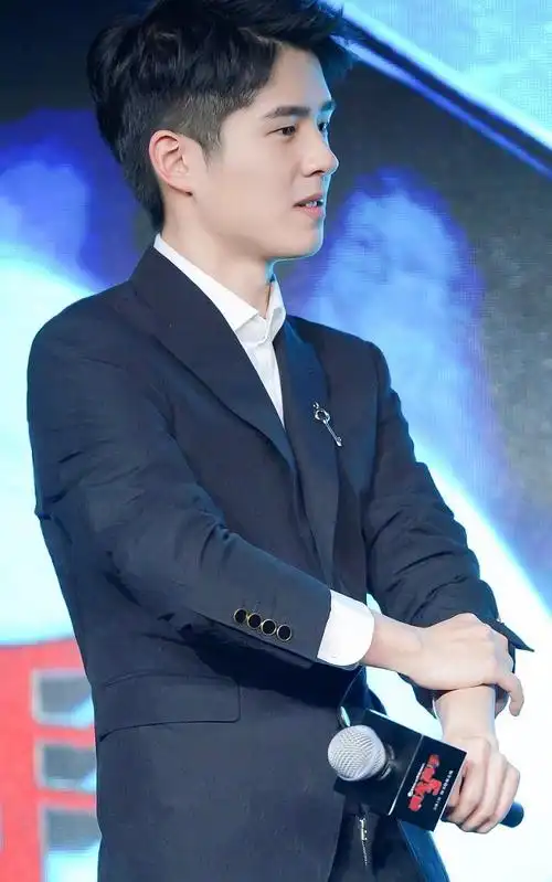 太帅了刘昊然驯龙高手3首映礼吐舌头好可爱