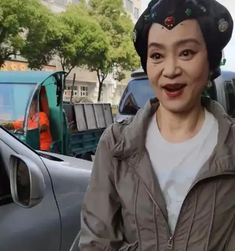 年过花甲的刘雪华现身横店,古装造型也遮不住脸上皱纹:真的老了