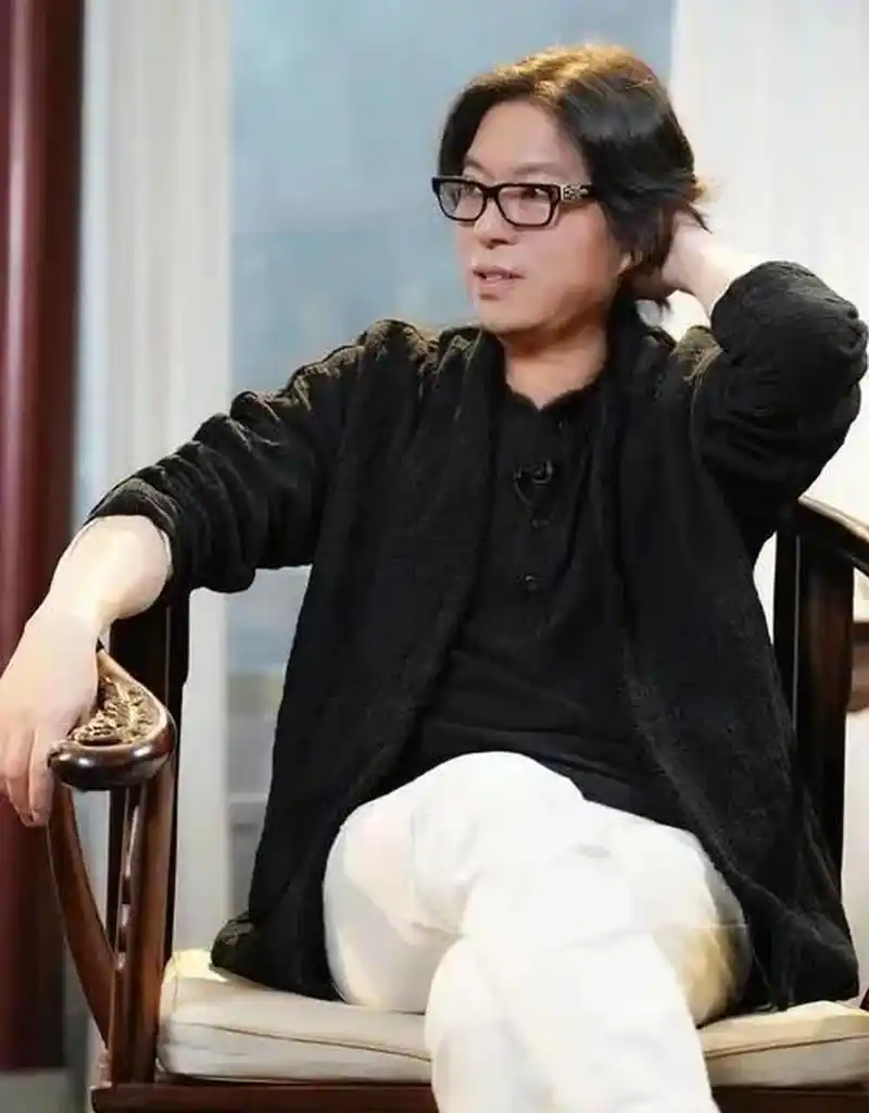 高晓松身穿红色卫衣,头发剪得很短,看起来非常年轻.