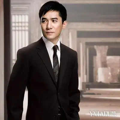 【图】梁朝伟回头照帅气迷人 回头一笑魅力满分